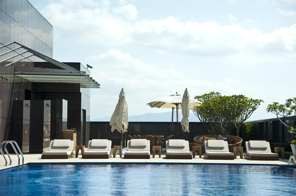 Hotel The Okura Prestige Tchaj-pej Exteriér fotografie The swimming pool at the hotel