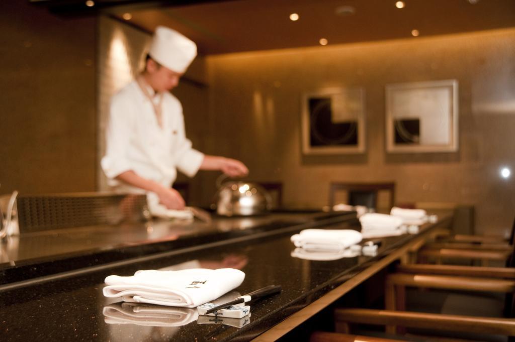 Hotel The Okura Prestige Tchaj-pej Exteriér fotografie A chef at work