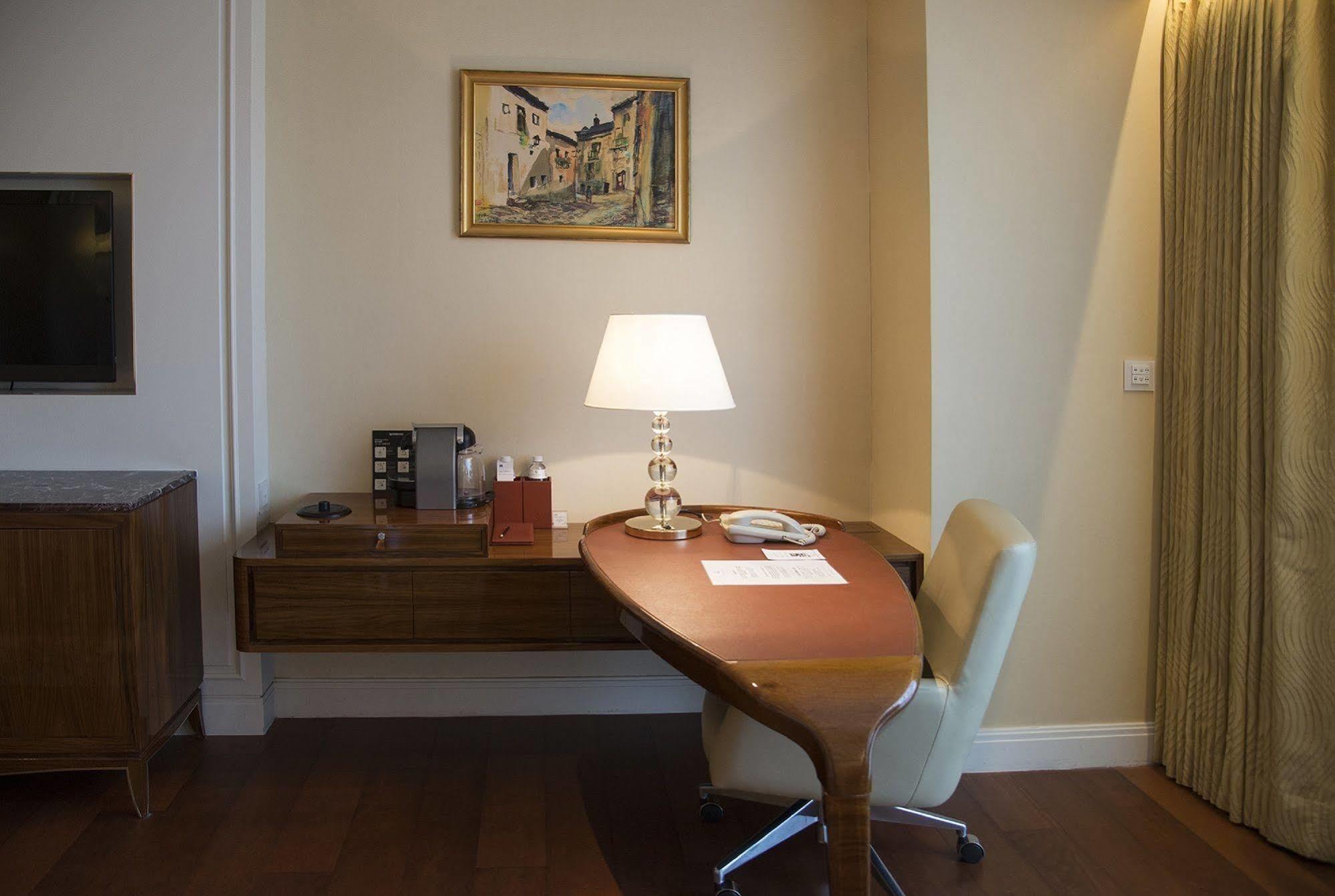 Hotel The Okura Prestige Tchaj-pej Exteriér fotografie A desk in a hotel room